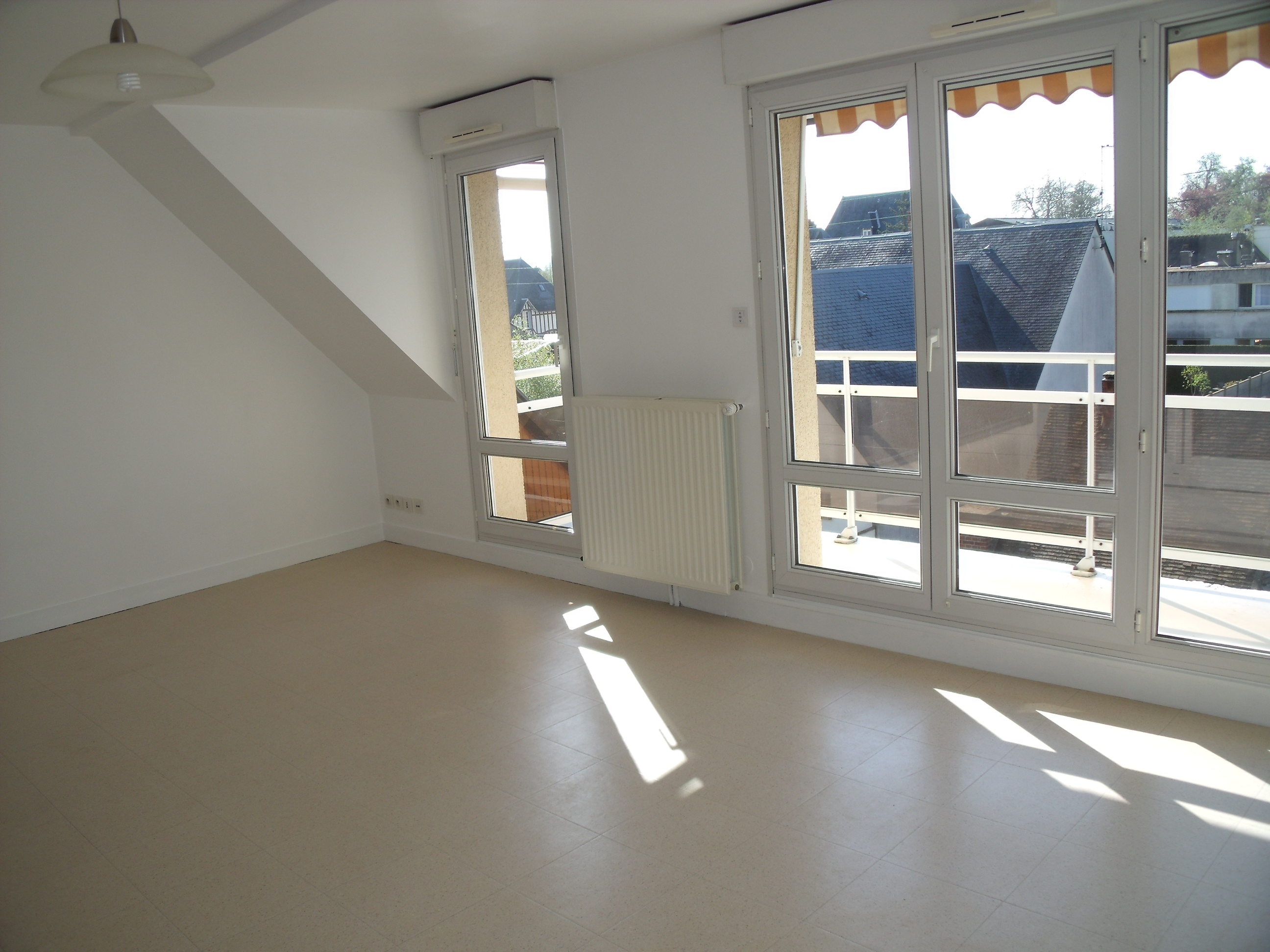 Appartement de type T3 de 52.58 m² avec balcon et garage à LOUVIERS