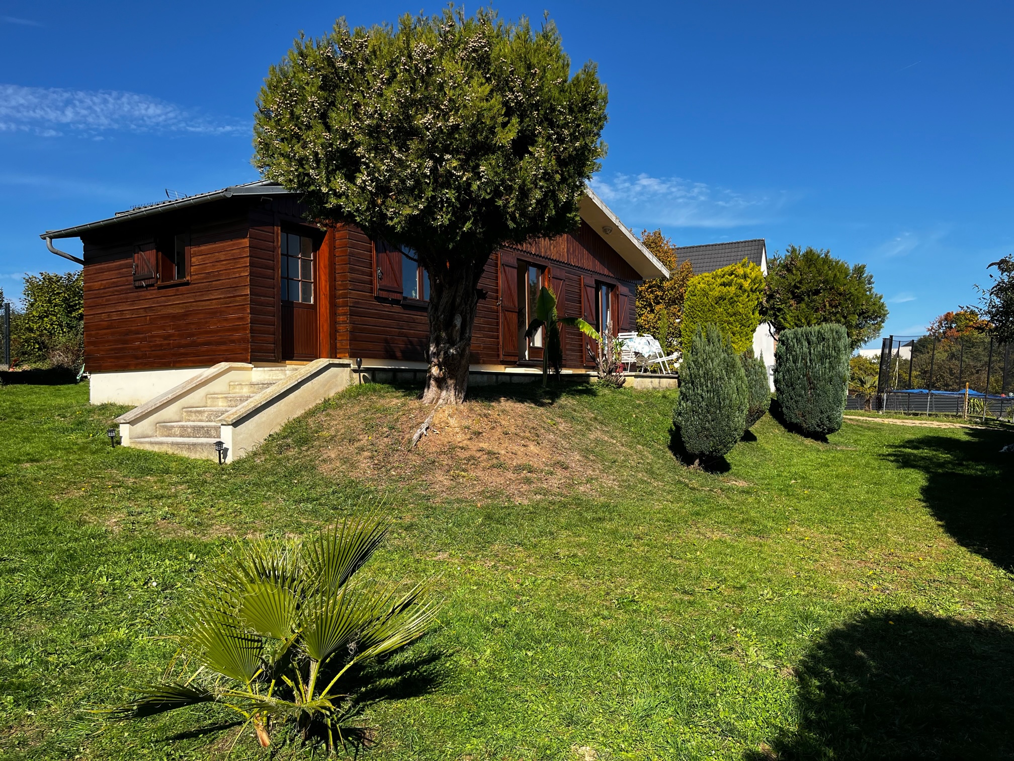 Pavillon de style chalet de 50.28m² avec jardin clôturé, terrasse et garage à Le Vauvreuil